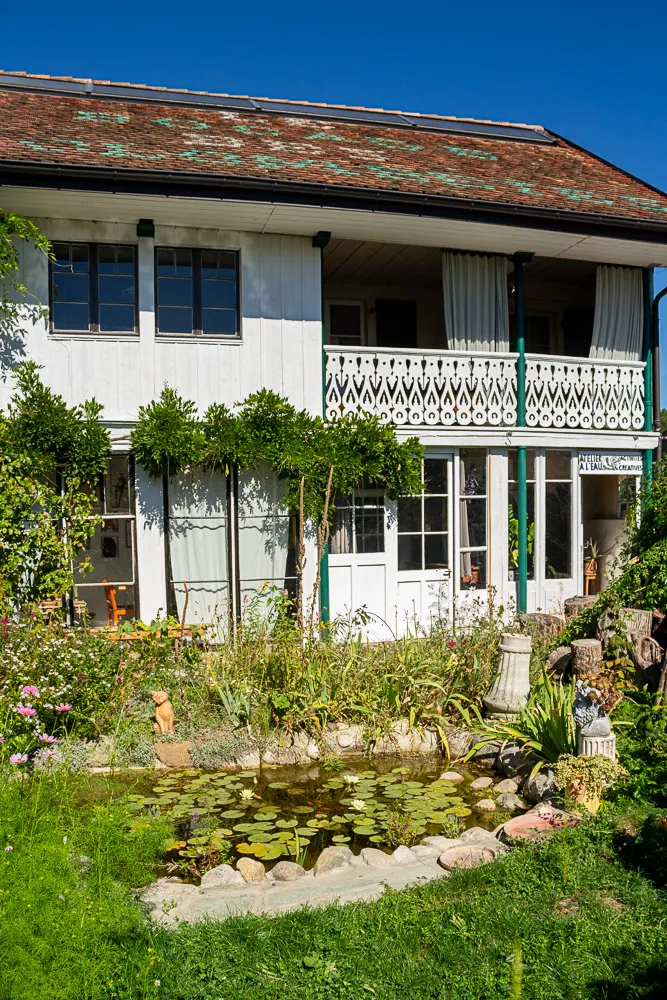 Le jardin luxuriant autour de l’atelier